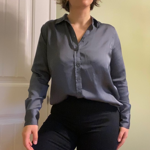 BANANA REPUBLIC Satin Long Sleeve (size S) - Picture 4 of 10